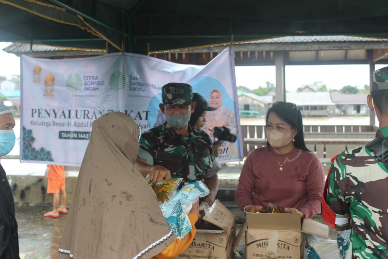 Kodim 1016/Plk Salurkan Zakat Sembako Pengusaha Haji Abdul Rasyid