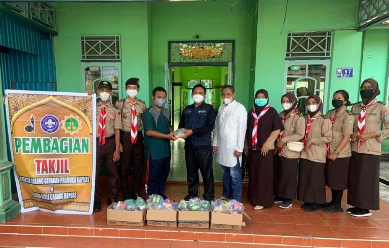 BAGI TAKJIL: Ketua Kwarcab Gerakan Pramuka Kapuas H. Suwarno Muriyat bersama Anggota Mabicab H. Suparman, Andalan dan Dewan Kerja Cabang Kapuas menyerahkan takjil buka puasa kepada Pengurus Panti Asuhan Budi Sejahtera Kapuas, akhir pekan lalu