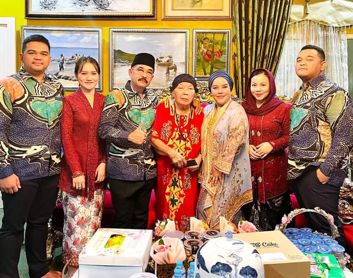 BAHAGIA : Wakil Ketua III DPRD Kalteng Hj Faridawaty Darland Atjeh merayakan momen Idul Fitri 1443 H bersama ibu, suami, anak dan menantu, di kediamannya, Senin (02/05/2022). FOTO IST