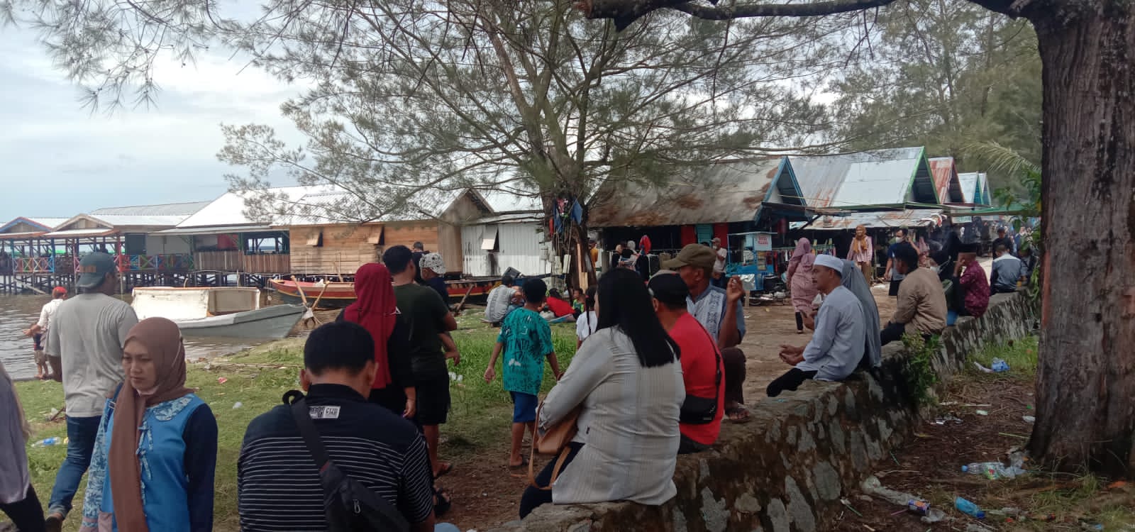 PADAT PENGUNJUNG : Salah satu objek wisata di Kotawaringin Barat (Kobar) dipadati ribuan pengunjung dihari kedua dan ketiga Idul Fitri. SONY / KALTENG POS