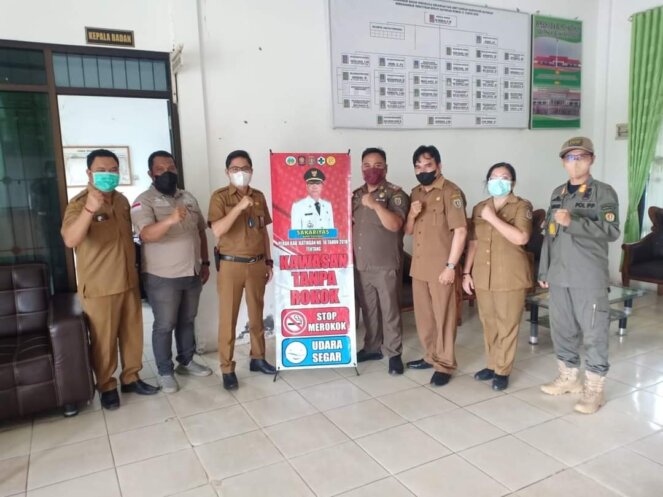 PEMASANGAN - Jajaran Satpol PP Katingan, ketika memasang vertikal banner di sejumlah OPD Kabupaten Katingan. FOTO : SATPOL PP KATINGAN