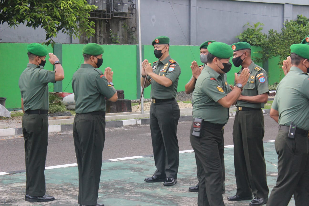 HALAL BIHALAL : Dandim 1016/Plk Letkol Inf Frans Kishin Panjaitan, S.A.P.,M.P.M.M.Han.,memimpin kegiatan halal bihalal di Lapangan Apel Makodim 1016 setempat, Jalan Ahmad Yani, No. 80, Kel. Pahandut Kec. Pahandut, Palangka Raya, Rabu (11/5/2022). KODIM 1016/PLK UNTUK KALTENG.CO
