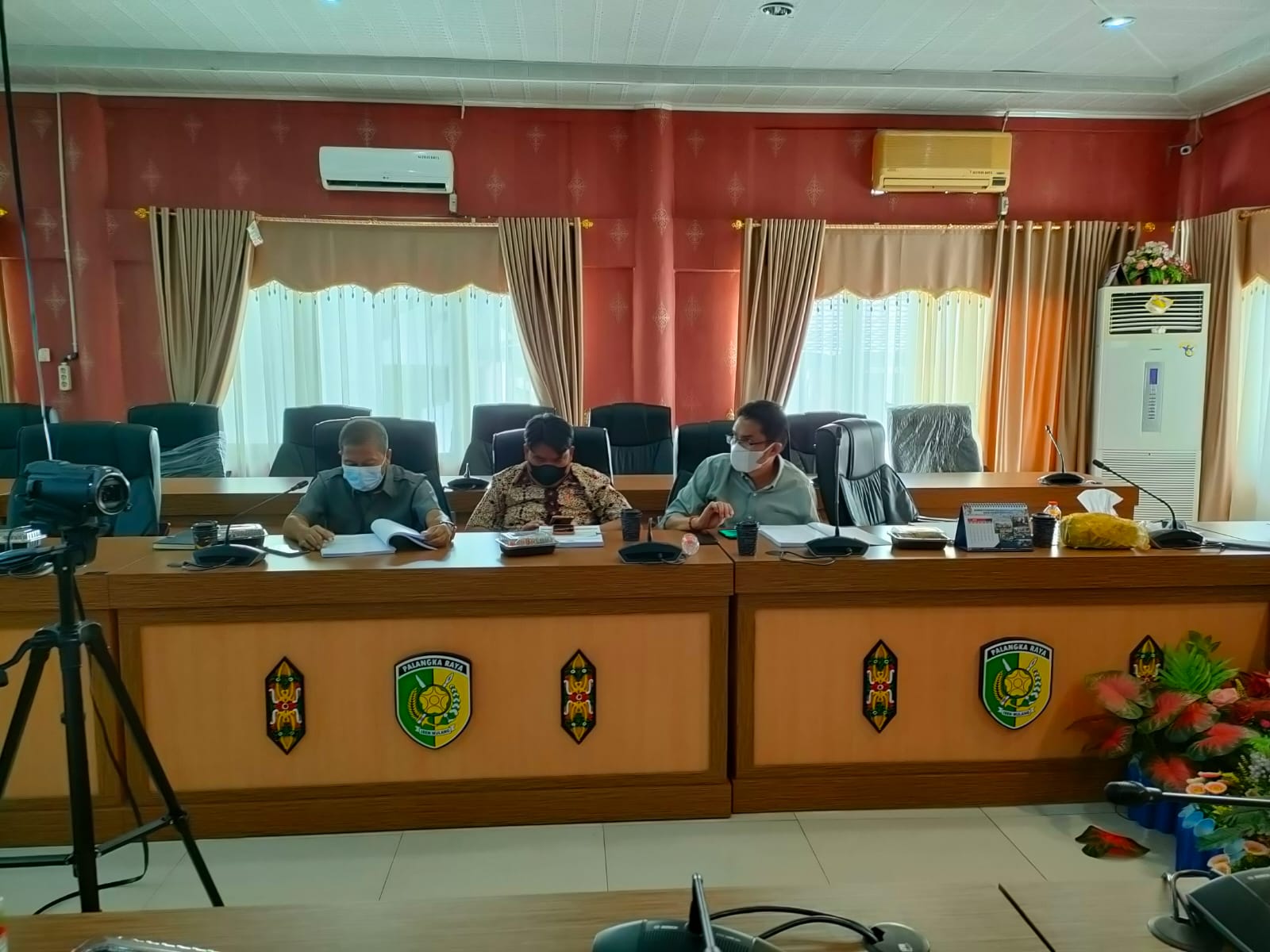 SERIUS : Ketua Komisi A DPRD Kota Palangka Raya Subandi (paling kiri) mengikuti rapat Bapemperda di ruang rapat DPRD, Selasa (11/5/2022). PATHUR