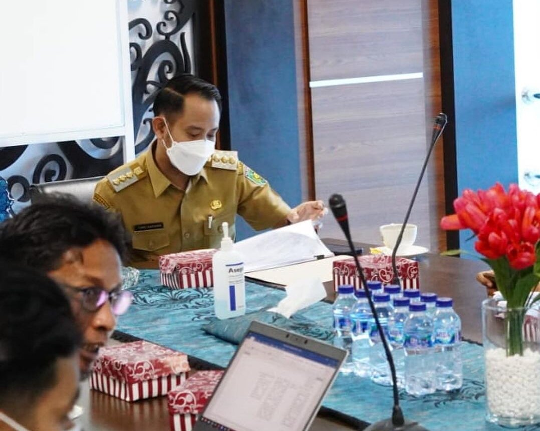 MEETING : Wali Kota Palangka Raya Fairid Naparin saat mengikuti kegiatan pertemuan bersama BPK RI Perwakilan Kalteng di ruang rapat BPK RI Kalteng, Selasa (10/5/2022). FAIRID NAPARIN