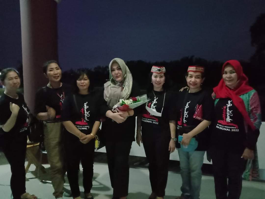 KOMPAK : Ketua Komite Seni Budaya Nusantara Kalteng yang juga Anggota DPRD Kalteng Natalia, ST foto bersama peserta peserta di acara pameran seni rupa dan produk, di Gedung Pertunjukan Terbuka UPT Taman Budaya, Jalan Temanggung Tilung XIII, Palangka Raya, Sabtu (14/5/2022). FOTO IST