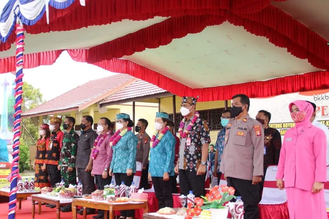 PEMBUKAAN - Bupati Katingan Sakariyas mengikuti pencanangan BBGRM, peringatan hari kesatuan gerak PKK, dan Keluarga Nasional di Desa Mekar Tani Kecamatan Mendawai, Kamis (12/5/2022). FOTO : DISKOMINFO KATINGAN