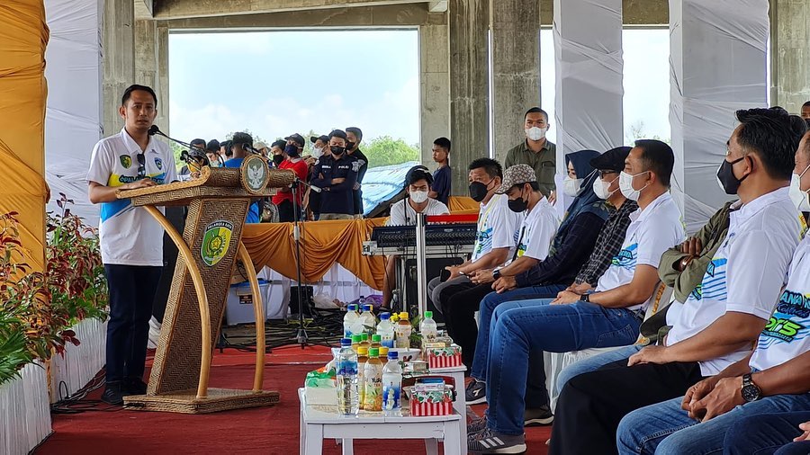 SAMBUTAN : Wali Kota Palangka Raya Fairid Naparin saat menyampaikan sambutannya dalam kegiatan moto Motorprix region C Kalimantan putaran dua di sirkuit Sabaru beberapa waktu lalu. DISPARBUDPORA