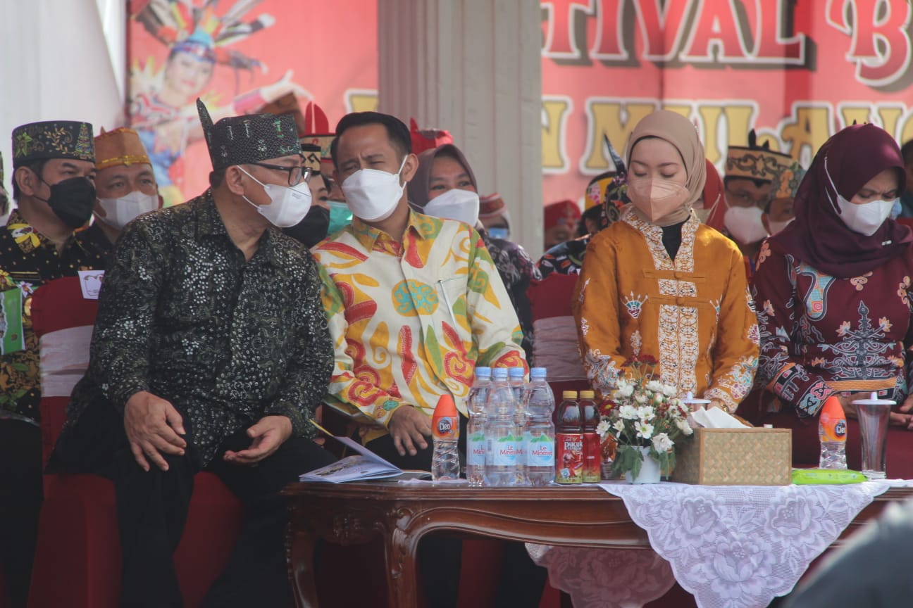 MENGHADIRI : Wali Kota Palangka Raya Fairid Naparin bersama Ketua TP PKK Kota Palangka Raya Avina Fairid Naparin saat menghadiri kegiatan pembukaan festival budaya Isen Mulang tahun 2022 di Bundaran Besar, Selasa (18/5/2022). PATHUR /