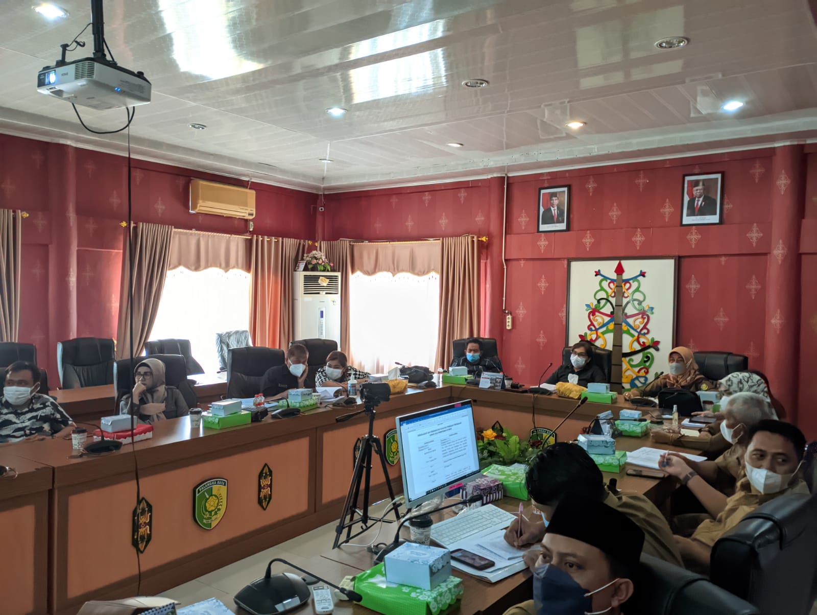 RAPAT : Anggota DPRD Kota Palangka Raya saat mengikuti rapat Bapemperda tentang dua buah Raperda inisiatif di Ruang Rapat Komisi DPRD Kota Palangka Raya. DPRD