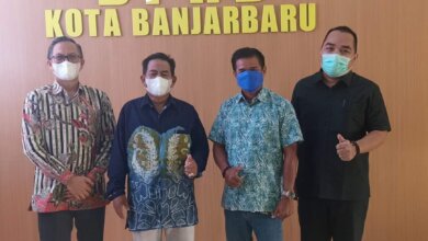 KUNKER : Wakil Ketua II DPRD Kota Palangka Raya Basirun B Sahepar (dua dari kanan) bersama anggota DPRD Kota Palangka Raya kunjungan kerja ke DPRD Banjar Baru, Senin (23/5/2022). FOTO DPRD