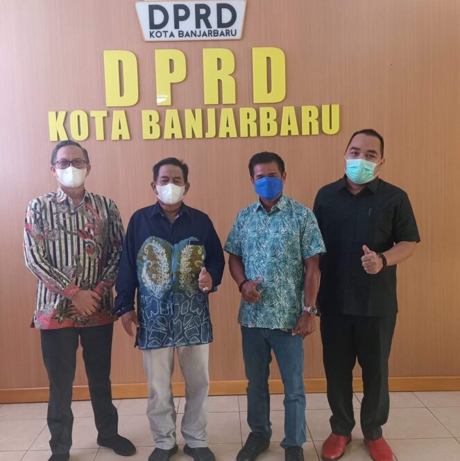 KUNKER : Wakil Ketua II DPRD Kota Palangka Raya Basirun B Sahepar (dua dari kanan) bersama anggota DPRD Kota Palangka Raya kunjungan kerja ke DPRD Banjar Baru, Senin (23/5/2022). FOTO DPRD