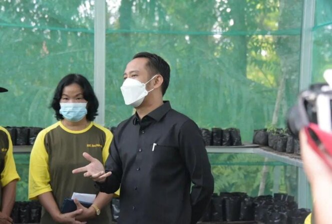 MENGUNJUNGI : Wali Kota Palangka Raya Fairid Naparin mengunjungi lahan pertanian di Jalan Putri Junjung Buih III beberapa waktu lalu. FOTO HUMAS