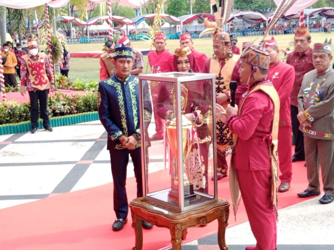 MENERIMA : Wali Kota Palangka Raya Fairid Naparin (kiri) saat menerima piala juara umum FBIM dari Gubernur Kalteng H Sugianto Sabran (kanan) di halaman istana Isen Mulang Senin (23/5/2022). FOTO HUMAS
