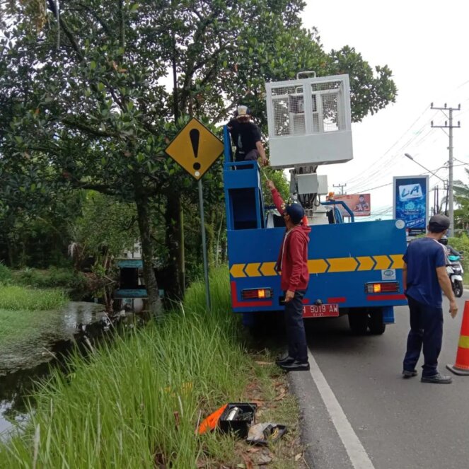 MEMASANG : Anggota Dinas Perhubungan Kota Palangka Raya memasang rambu lalu lintas di Jalan Bukit Keminting, Selasa (24/5/2022). FOTO DISHUB