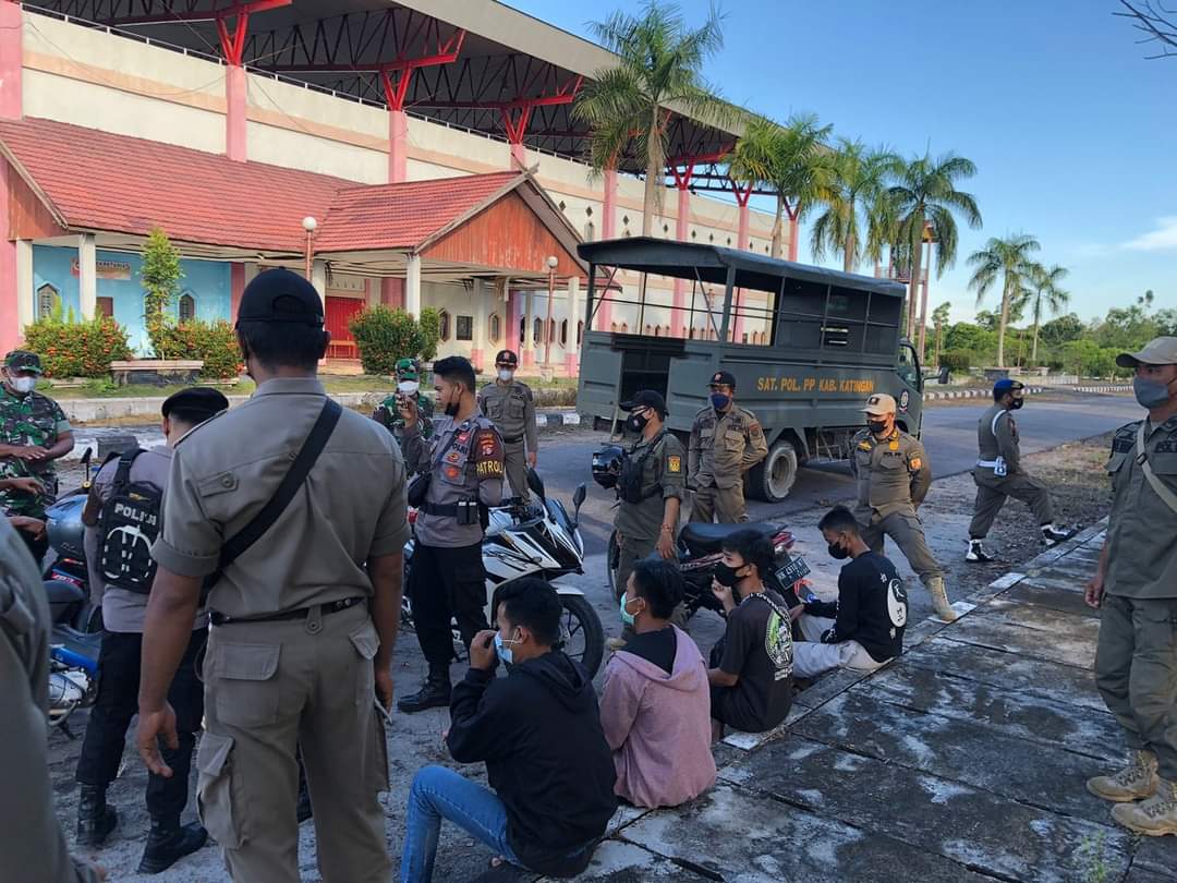 IMBAUAN - Jajaran Satpol PP, TNI, dan Polri, ketika memberikan himbauan bagi kalangan remaja untuk tidak melakukan aksi balapan liar di komplek perkantoran beberapa waktu lalu. FOTO : SATPOL PP KATINGAN