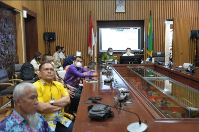 KUNKER : Anggota Komisi B DPRD Kota Palangka Raya H M Khemal Nasery batik kuning saat Kunker) ke Command Center Kota Bandung, Rabu (25/5/2022).