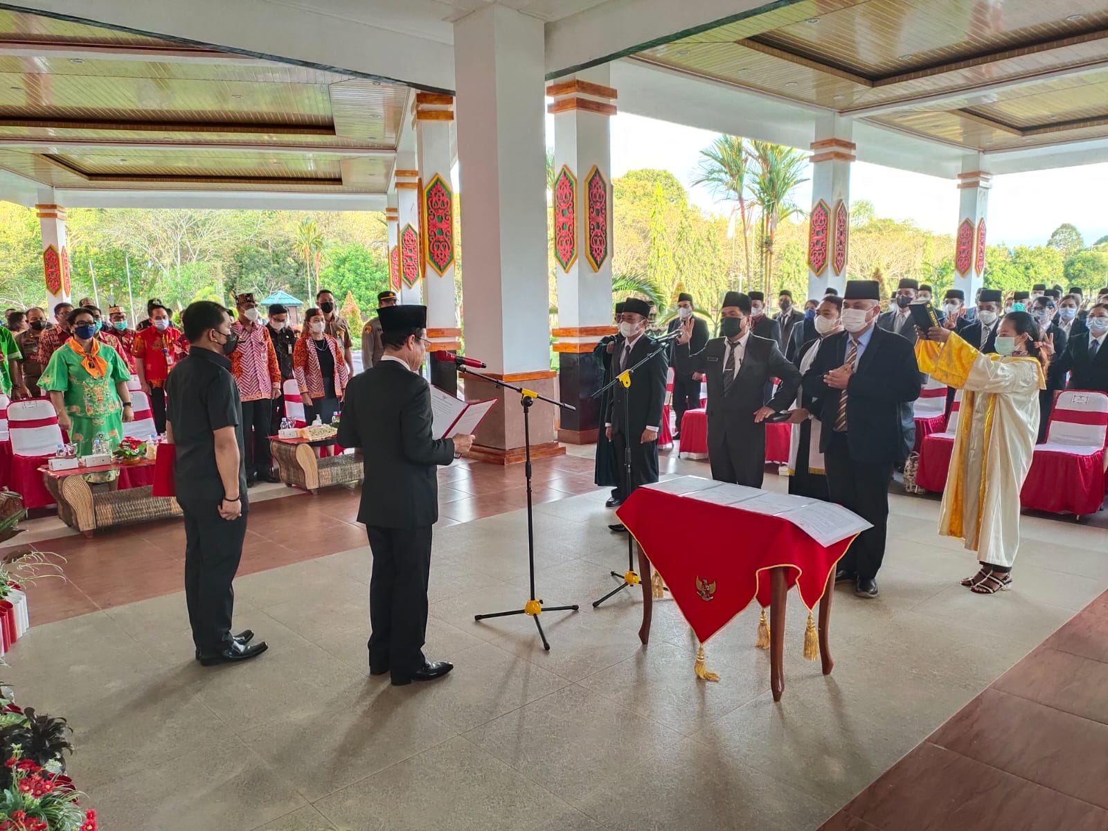 DILANTIK – Bupati Katingan Sakariyas melantik dan mengambil sumpah janji jabatan puluhan pejabat di lingkungan Pemkab Katingan, Jumat (27/5/2022). FOTO : JERI /