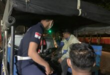 MENGAMANKAN : Tim 12 Dinas Perhubungan Kota Palangka Raya saat mengamankan Juru Parkir liar di Jalan K S Tubun, Minggu (29/5). DISHUB