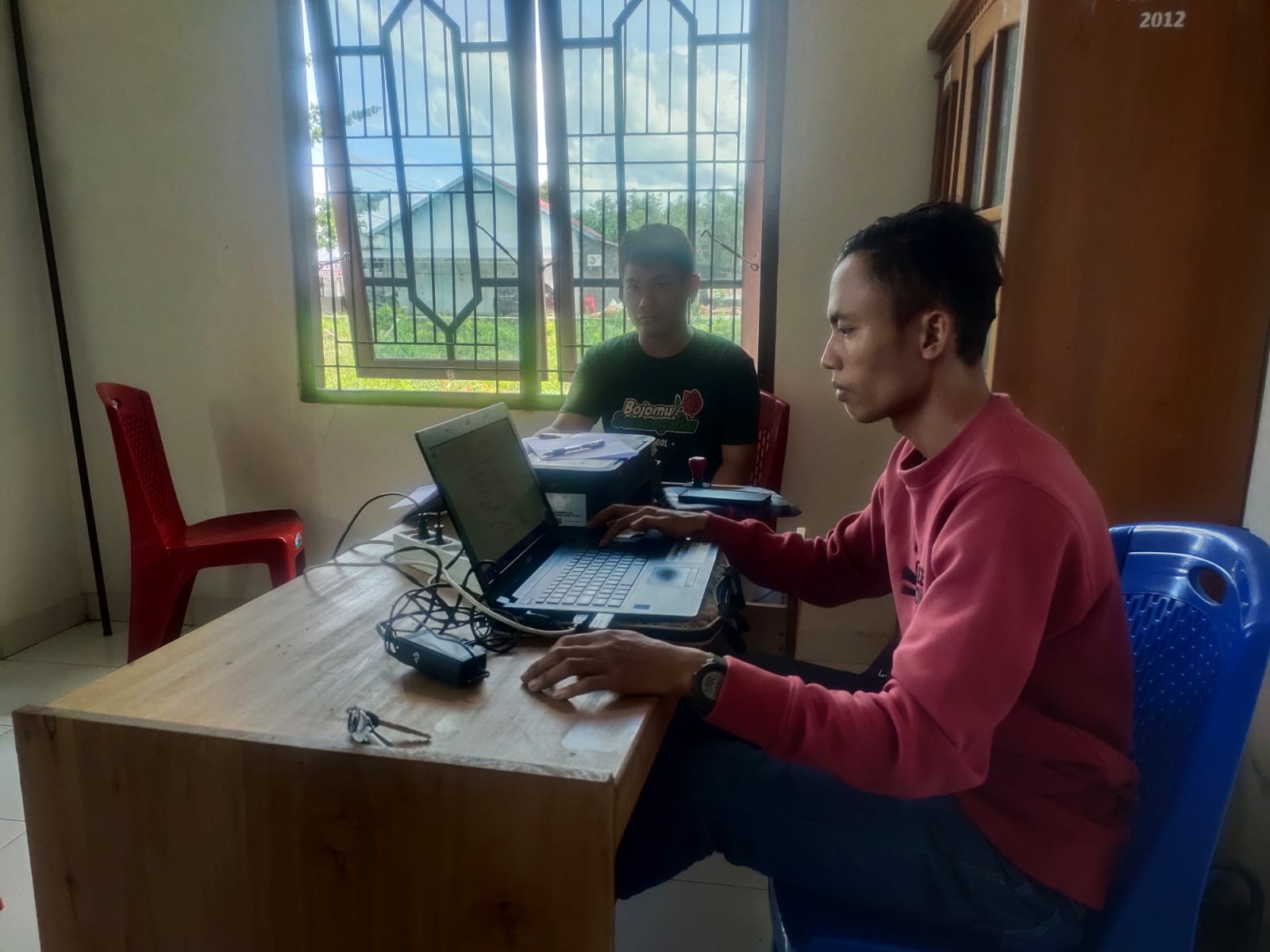 BEKERJA – Panitia pelaksana konferensi PWI Kabupaten Katingan tahun 2022, mulai bekerja untuk mempersiapkan pelaksanaan kegiatan konferensi, Senin (30/5/2022). FOTO : JERI /