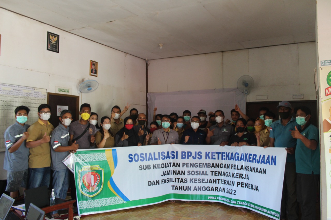 SOSIALISASI – Kepala Dinas Transmigrasi dan Tenaga Kerja H Hariawan dan jajarannya turun langsung ke salah satu perusahaan, beberapa waktu lalu.