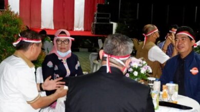 MENGHADIRI : Sekda Palangka Raya Hera Nugrahayu saat menghadiri kegiatan ikrar kebangsaan di markas Yonif 631 Antang, Sabtu Malam lalu. PROKOM