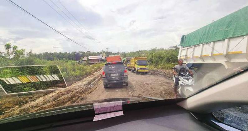 RUSAK : Kondisi jalan yang rusak sering mengakibatkan kemacetan lalu lintas, sehingga perlu perhatian pemerintah untuk segera melakukan perbaikan.
