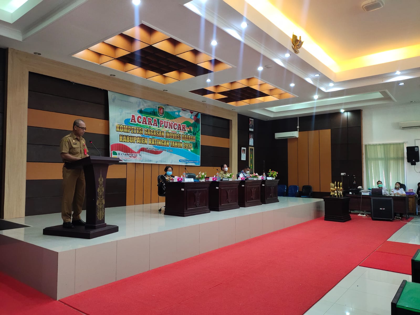 ARAHAN – Sekda Katingan Pransang di acara puncak kompetisi gagasan inovasi Pemkab Katingan tahun 2022 di aula Bappelitbang Katingan, Selasa (31/5/2022). FOTO : JERI/KALTENG POS