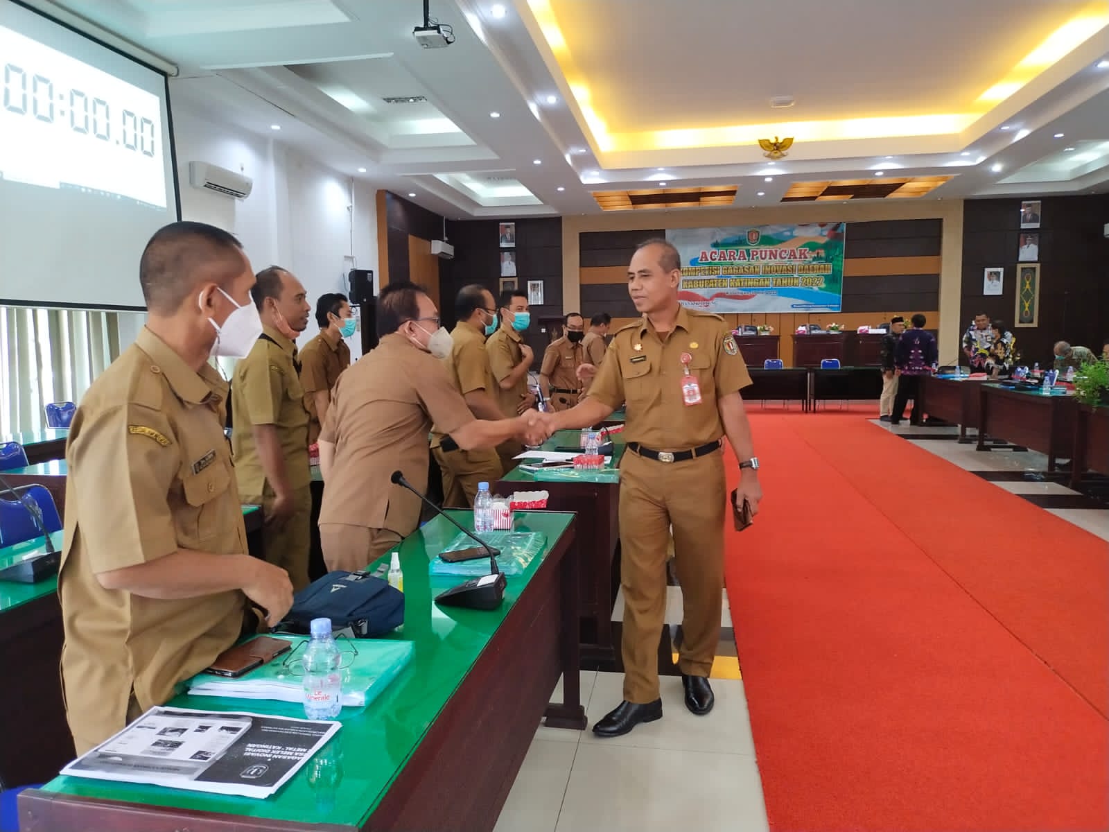 BERSALAMAN – Sekda Katingan Pransang ketika bersalaman dengan sejumlah kepala OPD di aula Bappelitbang Katingan, beberapa waktu lalu. FOTO : JERI