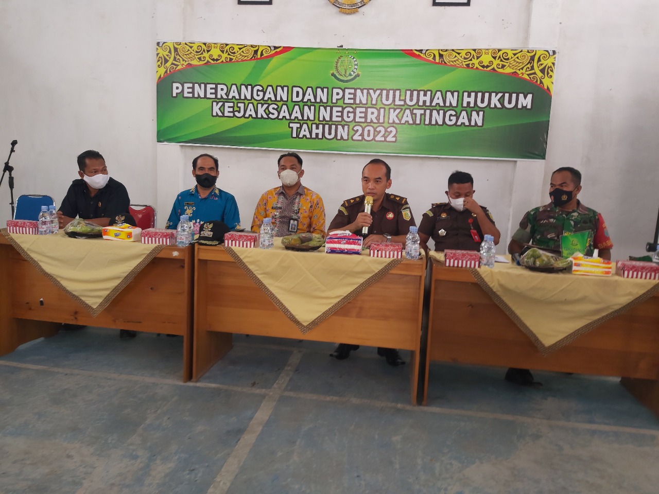 PENYULUHAN - Kasi Intelijen Kejari Katingan Ronald Peroniko melaksanakan penyuluhan hukum di Desa Hampalit Kecamatan Katingan Hilir beberapa waktu lalu.