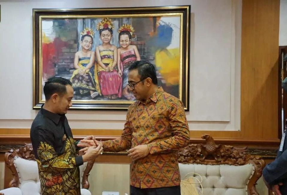 MEMAKAIKAN : Wali Kota Palangka Raya Fairid Naparin (kiri), memakaikan gelang Lilis lamiang kepada Wali Kota Denpasar I Gusti Ngurah Jaya Negara di Rujab Wali Kota Denpasar beberapa waktu lalu.
