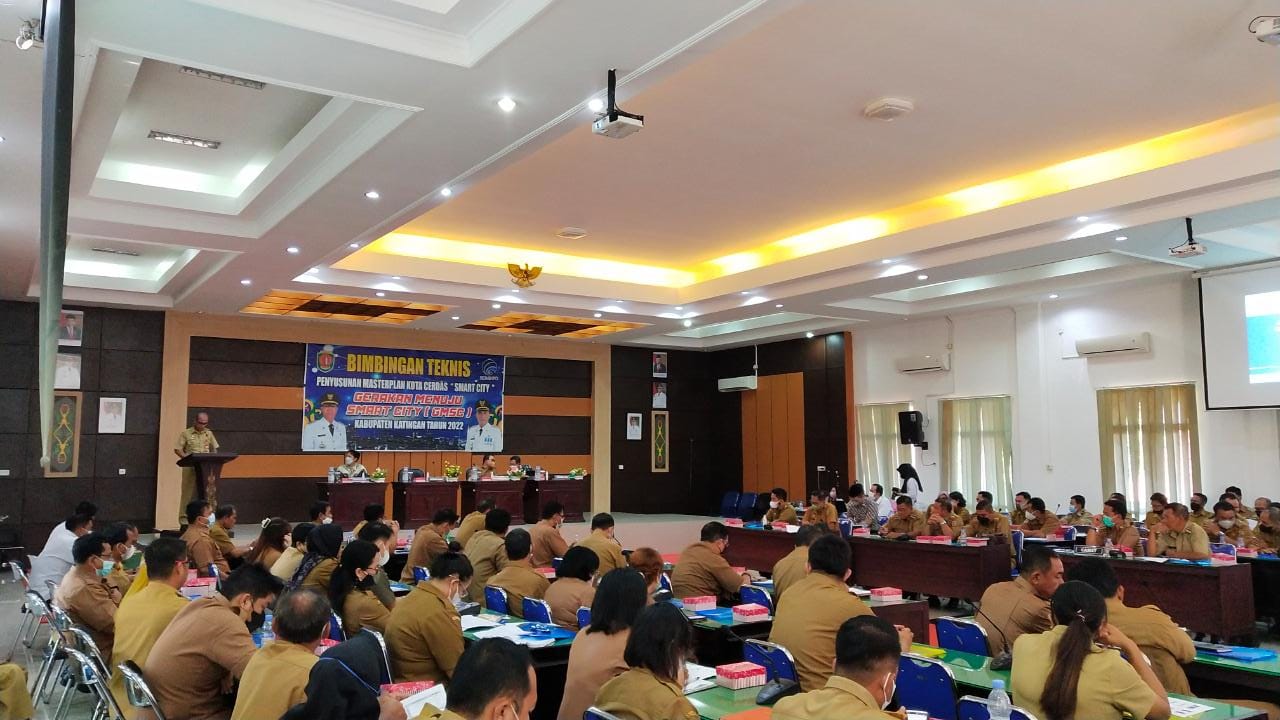 KEGIATAN – Sejumlah Kepala Desa dan ASN mengikuti pembukaan bimbingan teknis penyusunan masterplan smart city Kabupaten Katingan 2022 di aula Bappelitbang Kabupaten Katingan, Senin (6/6/2022).