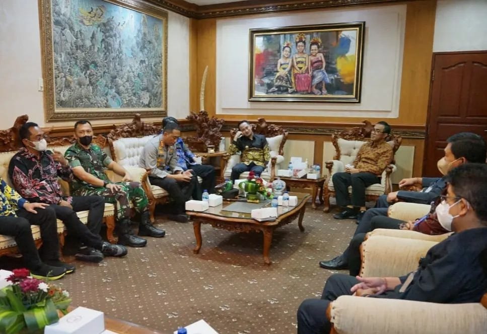 DISKUSI : Wali Kota Palangka Raya Fairid Naparin bersama FKPD berdiskusi dengan Wali Kota Denpasar I Gusti Ngurah Jaya Negara di Rujabnya, beberapa waktu lalu. FOTO HUMAS