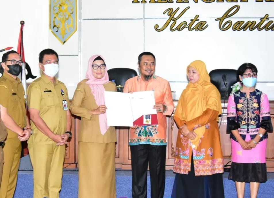 PENGHARGAAN : Sekda Palangka Raya Hera Nugrahayu (tiga dari kiri) menyerahkan penghargaan di Ruang Rapat Peteng Karuhei II baru – baru ini. FOTO HUMAS