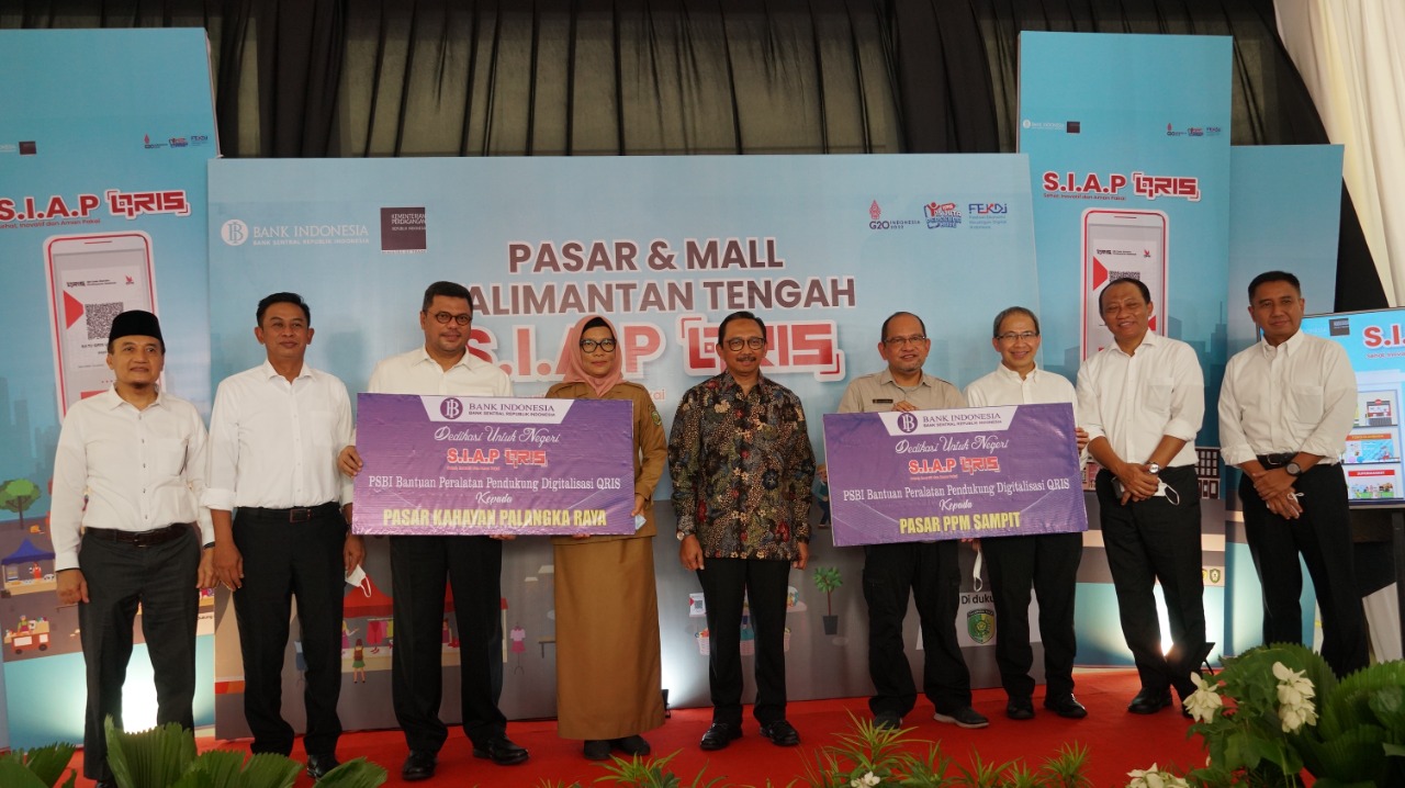 PERESMIAN : Sekretaris Daerah Kota Palangka Raya Hera Nugrahayu saat menghadiri persemian pasar dan mall siap QRIS di Pasar Kahayan baru- baru ini. FOTO KOMINFO