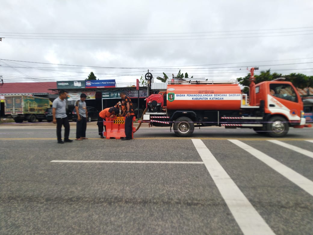 PEMASANGAN – Jajaran Dinas Perhubungan dan Perikanan Katingan, ketika masang rekayasa lalu lintas di depan muara Jalan Soekarno-Hatta Kota Kasongan, Kamis (9/6/2022).