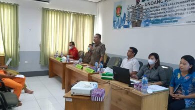 PEMBUKAAN – Kadistransnaker Katingan H Hariawan membuka sosialisasi UU Ketenagakerjaan di aula milik PBS PT Bisma Dharma Kencana, beberapa waktu lalu.