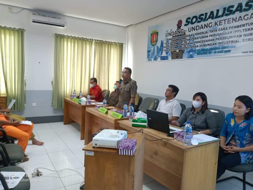 PEMBUKAAN – Kadistransnaker Katingan H Hariawan membuka sosialisasi UU Ketenagakerjaan di aula milik PBS PT Bisma Dharma Kencana, beberapa waktu lalu.