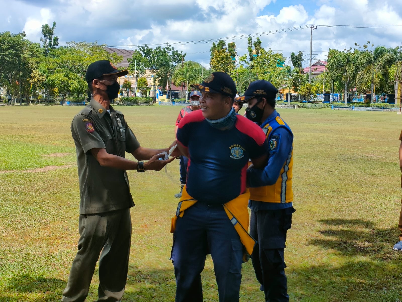 SIMULASI : Tim 112 Kota Palangka Raya saat melakukan simulasi penangkapan ODGJ di halaman kantor Wali Kota Palangka Raya, Senin (13/6/2022) FOTO PATHUR