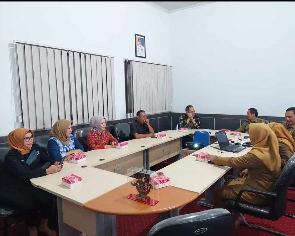KUNKER : Anggota Komisi C DPRD Palangka Raya melakukan kunker ke Dinas Pemberdayaan Perempuan dan Perlindungan Anak Kota Banjarmasin, Selasa (14/6). FOTO DPRD