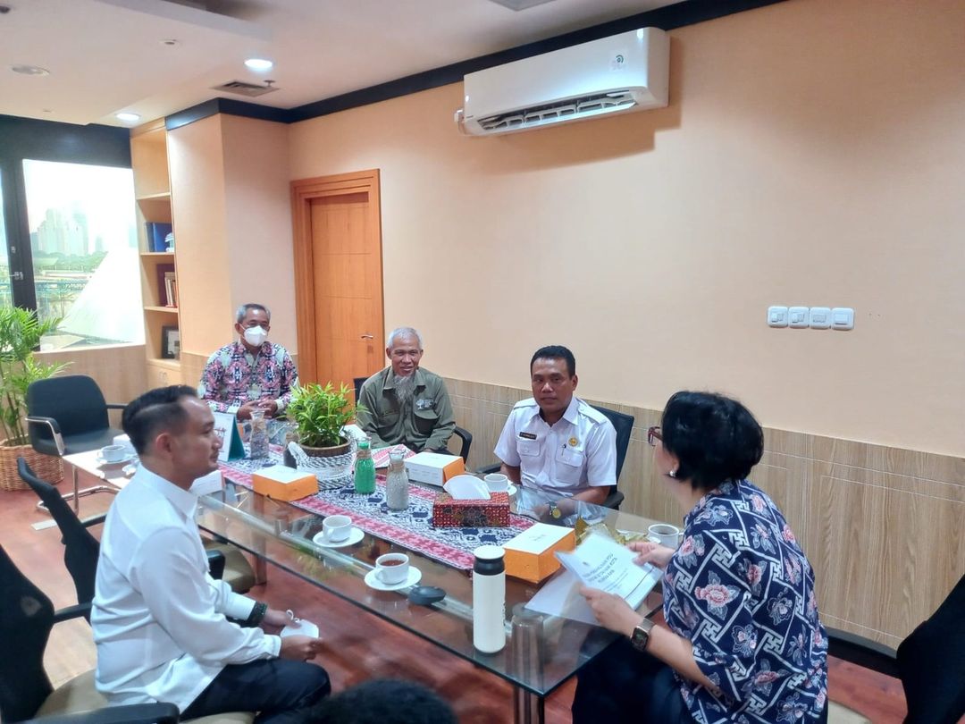 SERIUS : Wali Kota Palangka Raya Fairid Naparin menyimak materi yang disampaikan Dirjen PSLB3 KLHK Rosa Vivien Ratnawati di ruang kerjanya, beberapa waktu lalu. FOTO DLH