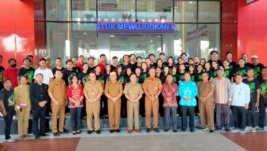 Bupati Katingan Sakariyas foto bersama dengan kontingen Pesparawi usai pelepasan di halaman Kantor Bupati, Senin (13/6/2022). FOTO : JERI