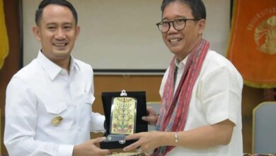 CENDERAMATA : Wali Kota Palangka Raya Fairid Naparin menyerahkan cenderamata pada Dekan Fisip UI Prof Dr Semiarto Aji Purwanto, baru – baru ini. FOTO PROKOM