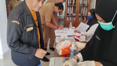 TES URINE : ASN Disperkimtan Kota Palangka Raya terlihat antusias mengikuti kegiatan tes urin di kantor Disperkimtan Kota Palangka Raya baru – baru ini. FOTO DISPERKIMTAN