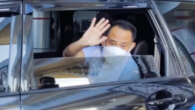 BANGGA : Wali Kota Palangka Raya ketika menggunakan jasa taksi bandara saat sepulang dari perjalanan dinas luar Kota, Selasa (14/6/2022). FOTO DISHUB