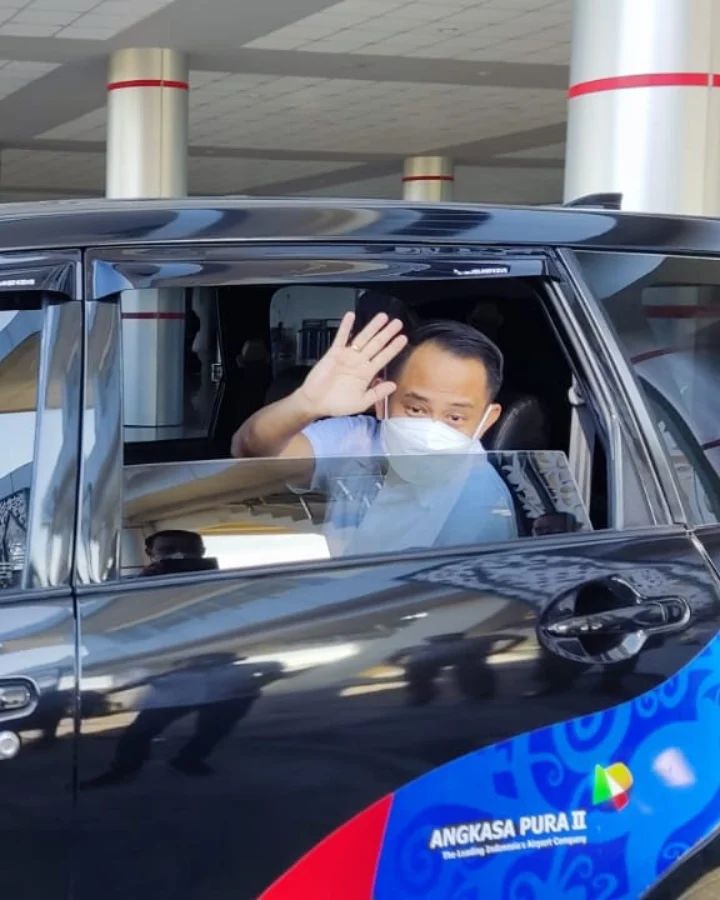 BANGGA : Wali Kota Palangka Raya ketika menggunakan jasa taksi bandara saat sepulang dari perjalanan dinas luar Kota, Selasa (14/6/2022). FOTO DISHUB
