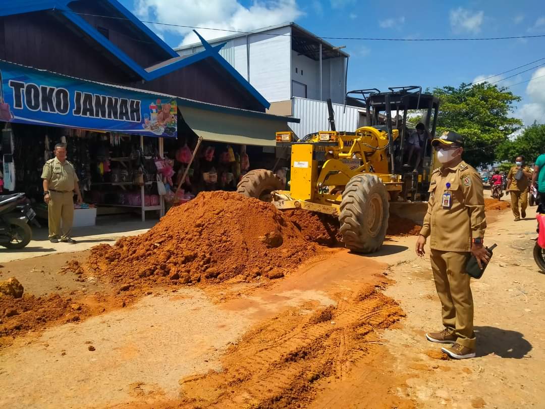 PEMANTAUAN – Camat Katingan Tengah Yobie Sandra memantau penimbunan ruas jalan rusak di ibukota Kecamatan Katingan Tengah, Rabu (15/6/2022). FOTO KECAMATAN KATINGAN TENGAH