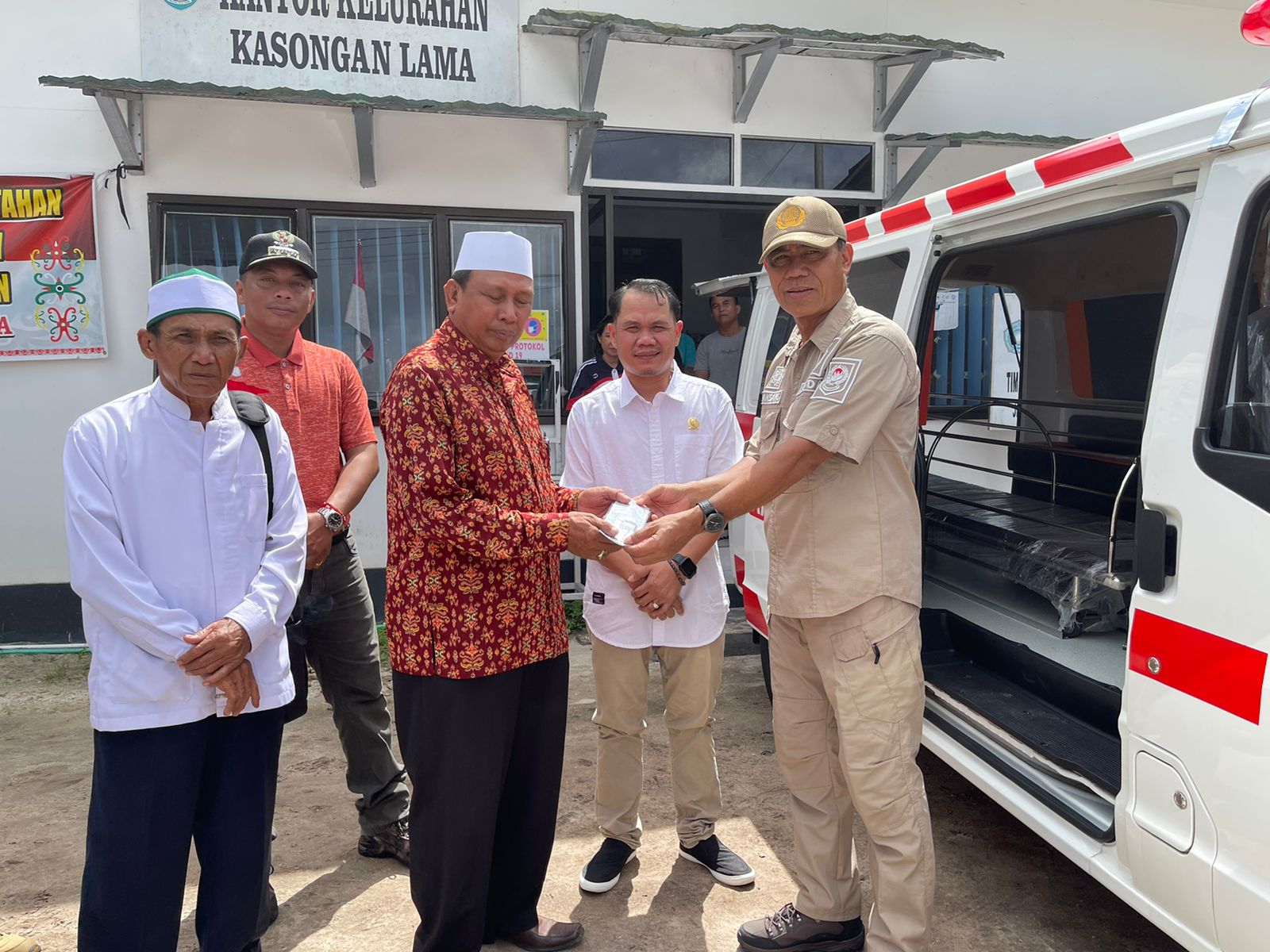PENYERAHAN – Sekda Katingan Pransang menyerahkan mobil ambulans pada perwakilan pengurus Masjid, Jumat (17/6). FOTO : HUMAS