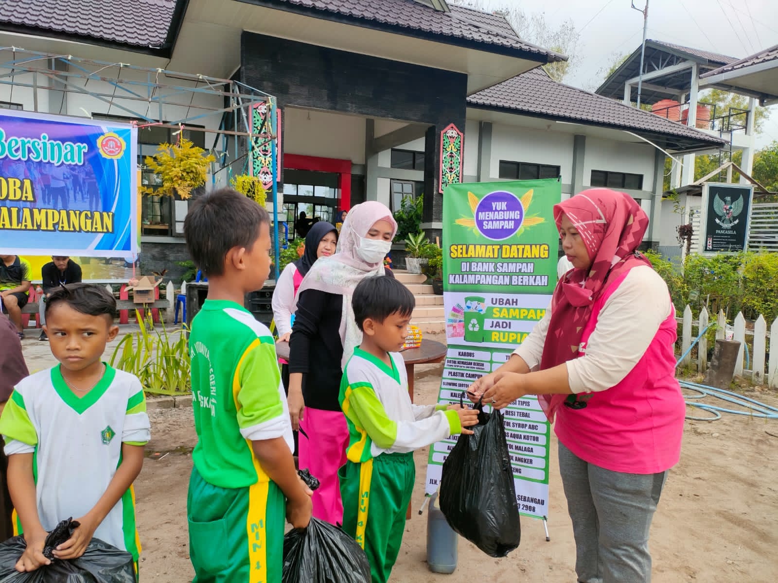 MENGAMATI : Lurah Kalampangan Yunita Martina saat mengamati pengurus bank sampah Kelurahan Kalampangan dalam kegiatan penukaran sampah dengan sembako, Sabtu (18/6/2022). FOTO FATUR