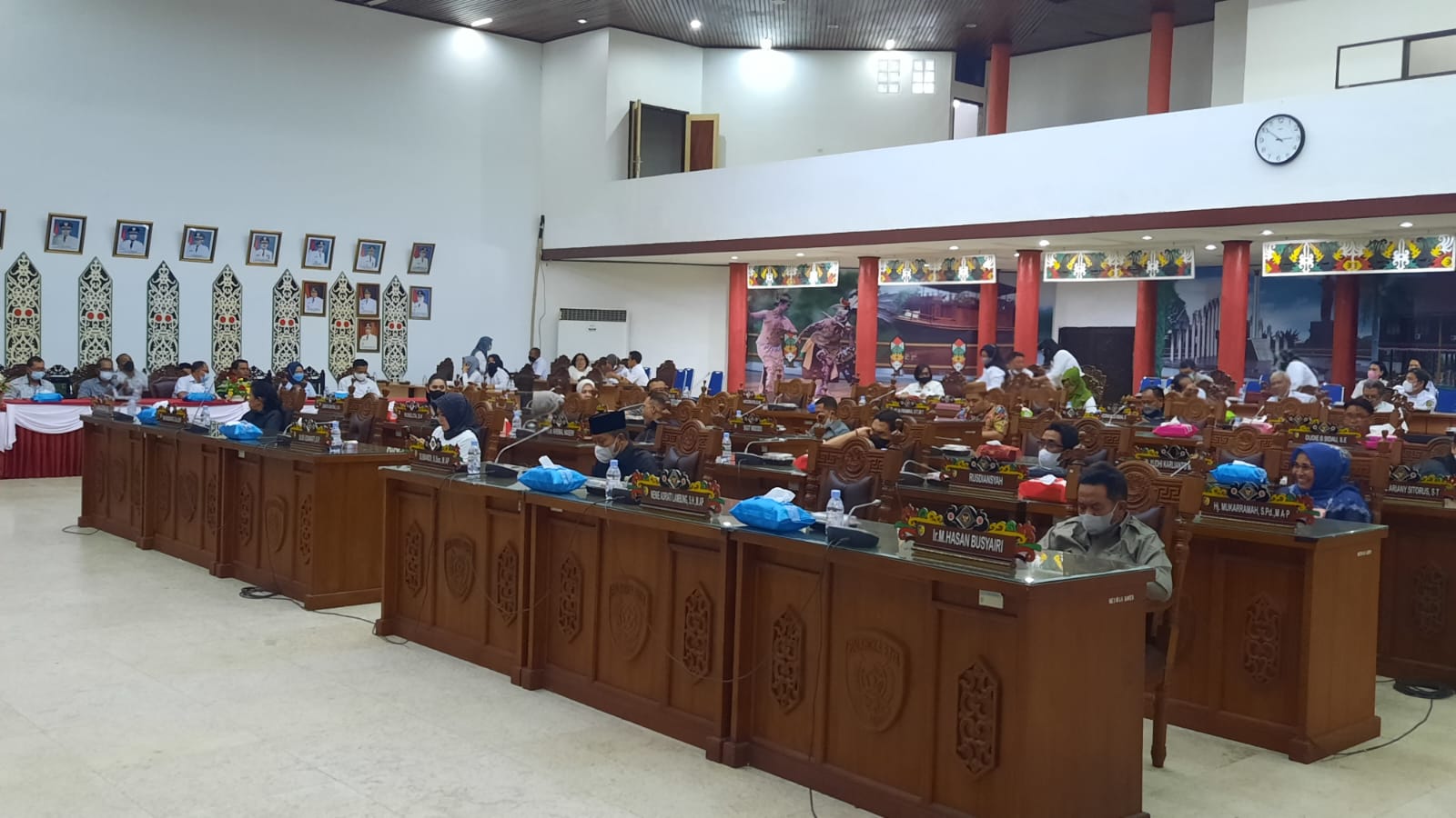 PARIPURNA : Anggota DPRD kota Palangka saat mengikuti rapat paripurna ke empat masa sidang III tahun sidang 2021 – 2022 di ruang rapat paripurna Rabu (22/6).