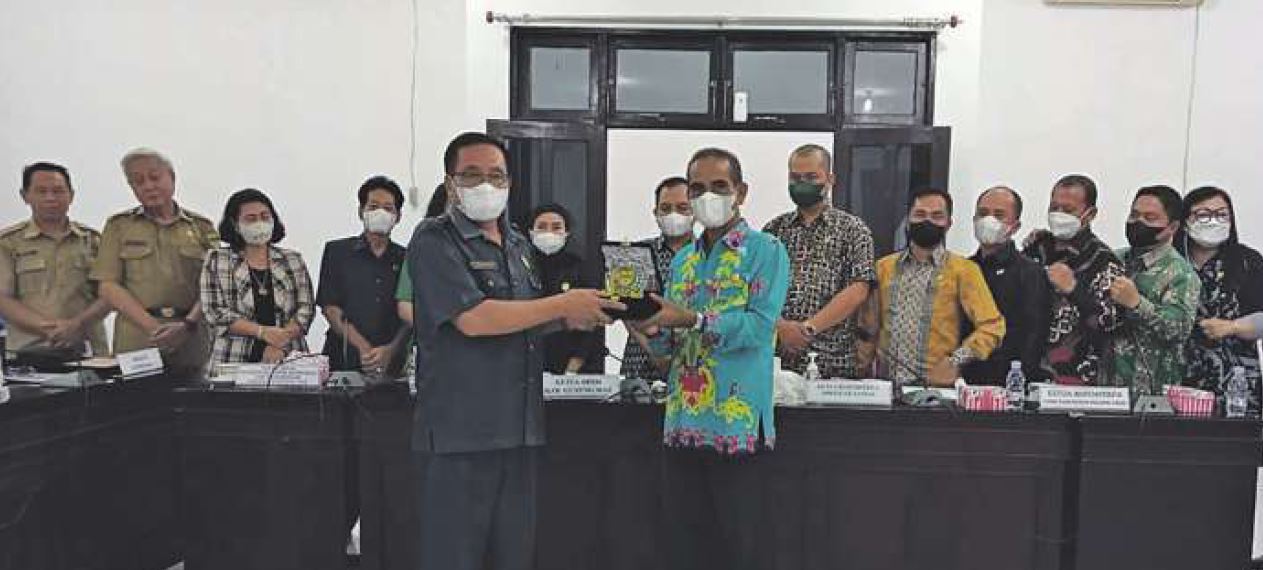 Ketua DPRD Gunung Mas Akerman Sahidar (kiri) menerima anggota Bapemperda Pulpis dalam rangka koordinasi terkait Raperda Pengakuan dan Perlindungan Masyarakat Hukum Adat, di Kuala Kurun, Selasa (31/5).